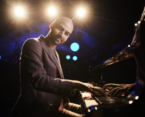 Favre-au-piano-2-photo-@yvain-genevay-1200x800-700x467